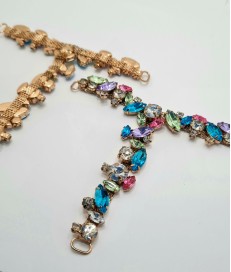 ACCESORIO METALICO PEDRERIA FORMA T MULTICOLOR (2 UNIDADES)